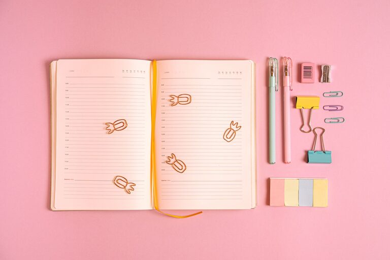 Beginner Guide to Journaling Every Day for a Happier Mind